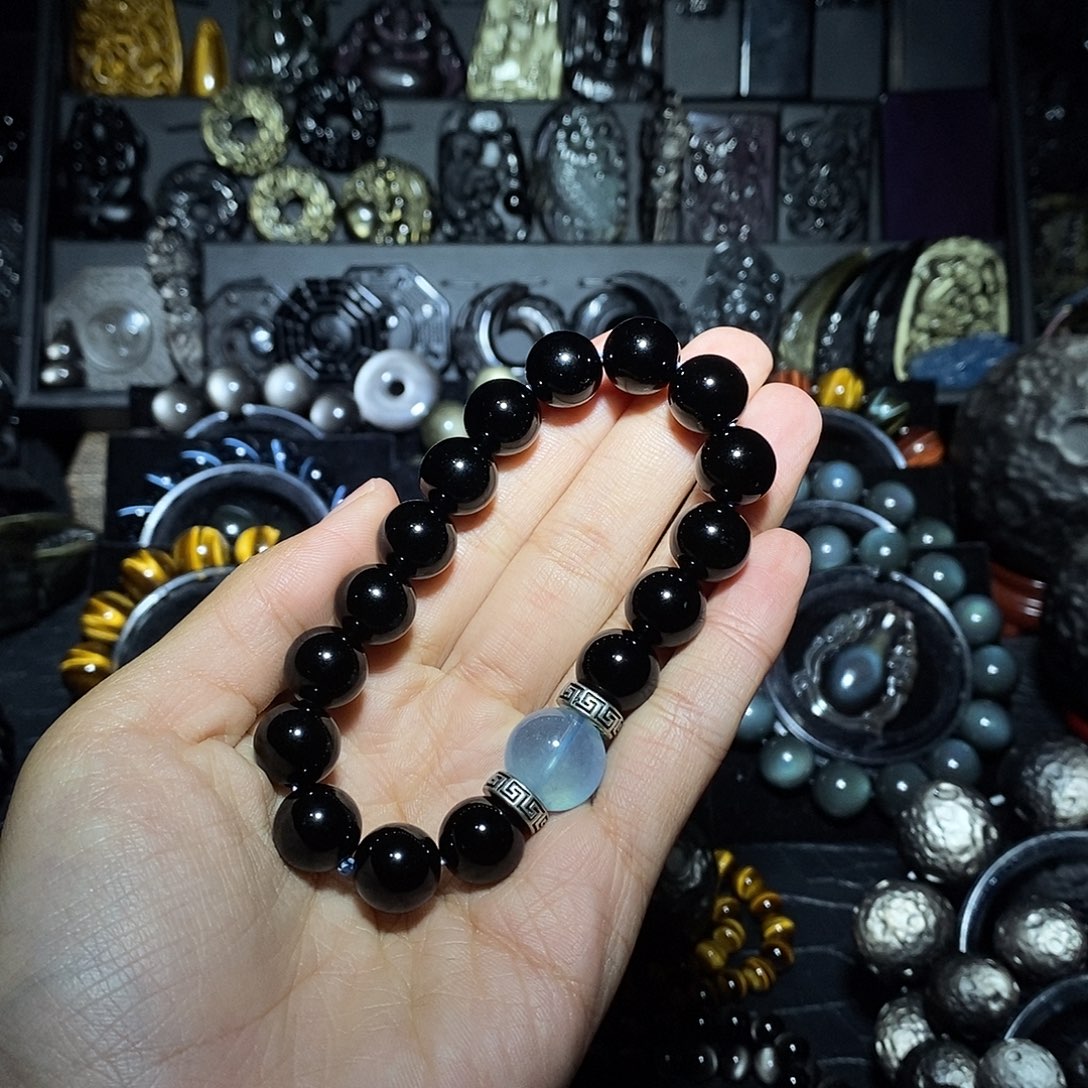 李***响黑曜岩未镶嵌颈饰