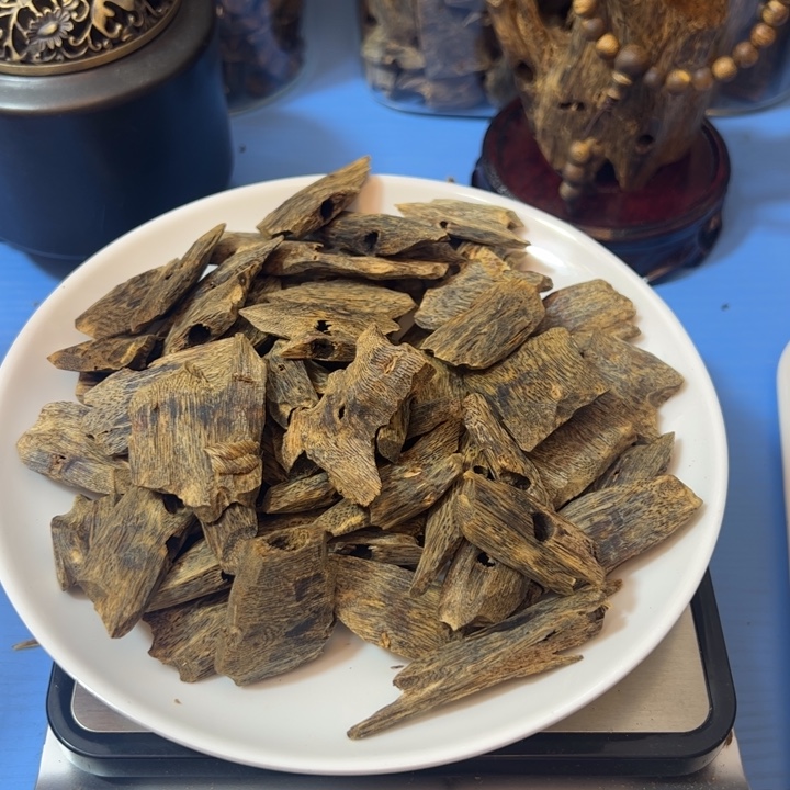 苼***沉香沉香碎屑乌身圆叶高油块料50克