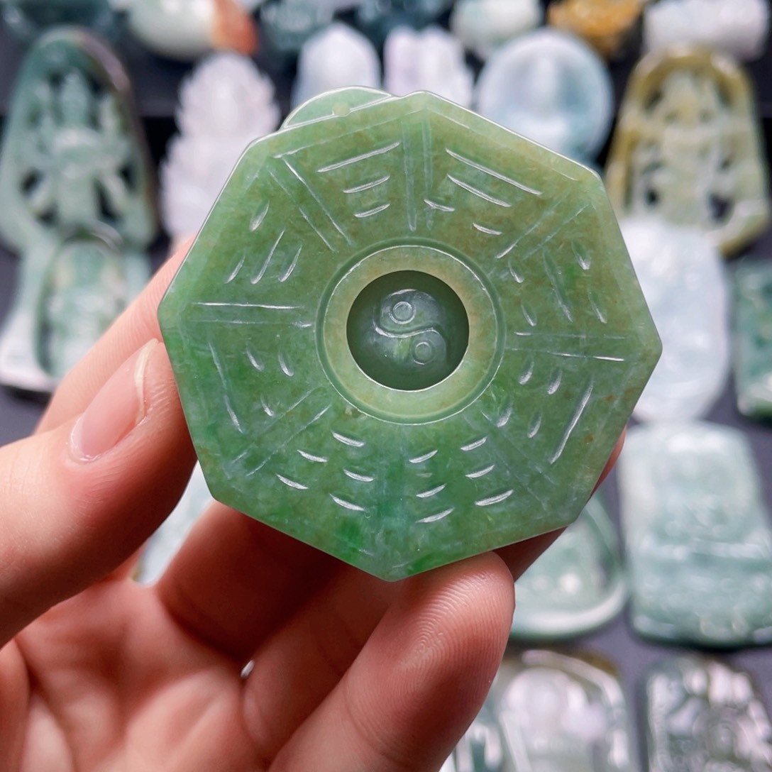 颈饰未镶嵌翡翠翡翠。