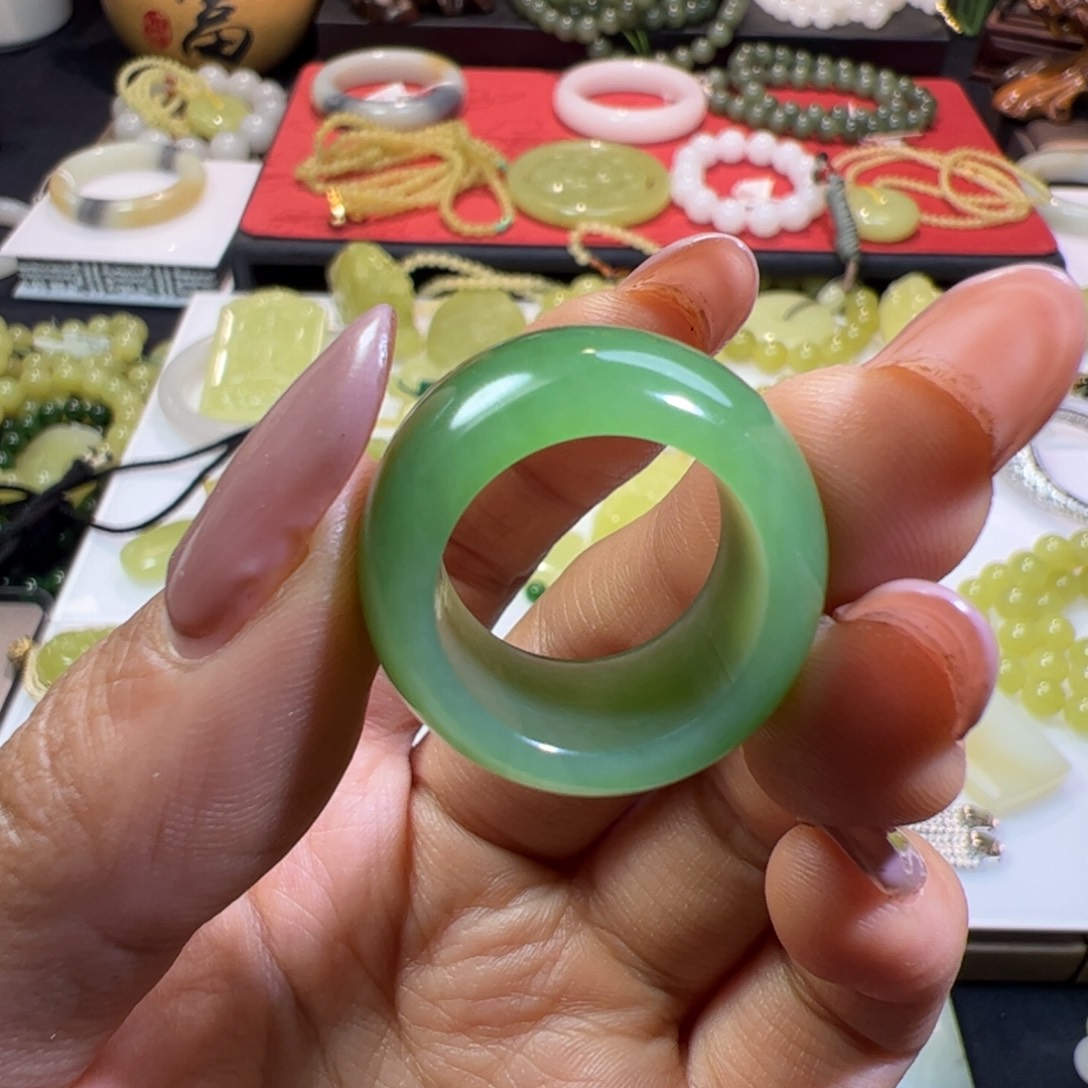 小***鱼和田玉未镶嵌颈饰