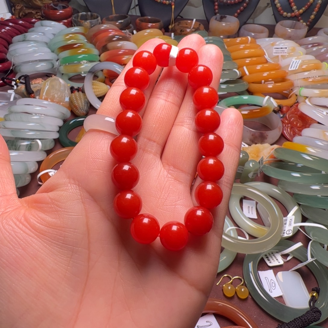 王***装石英岩玉未镶嵌手镯