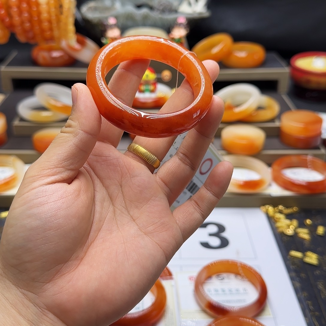艾***汝石英质玉（黄龙玉）未镶嵌手镯
