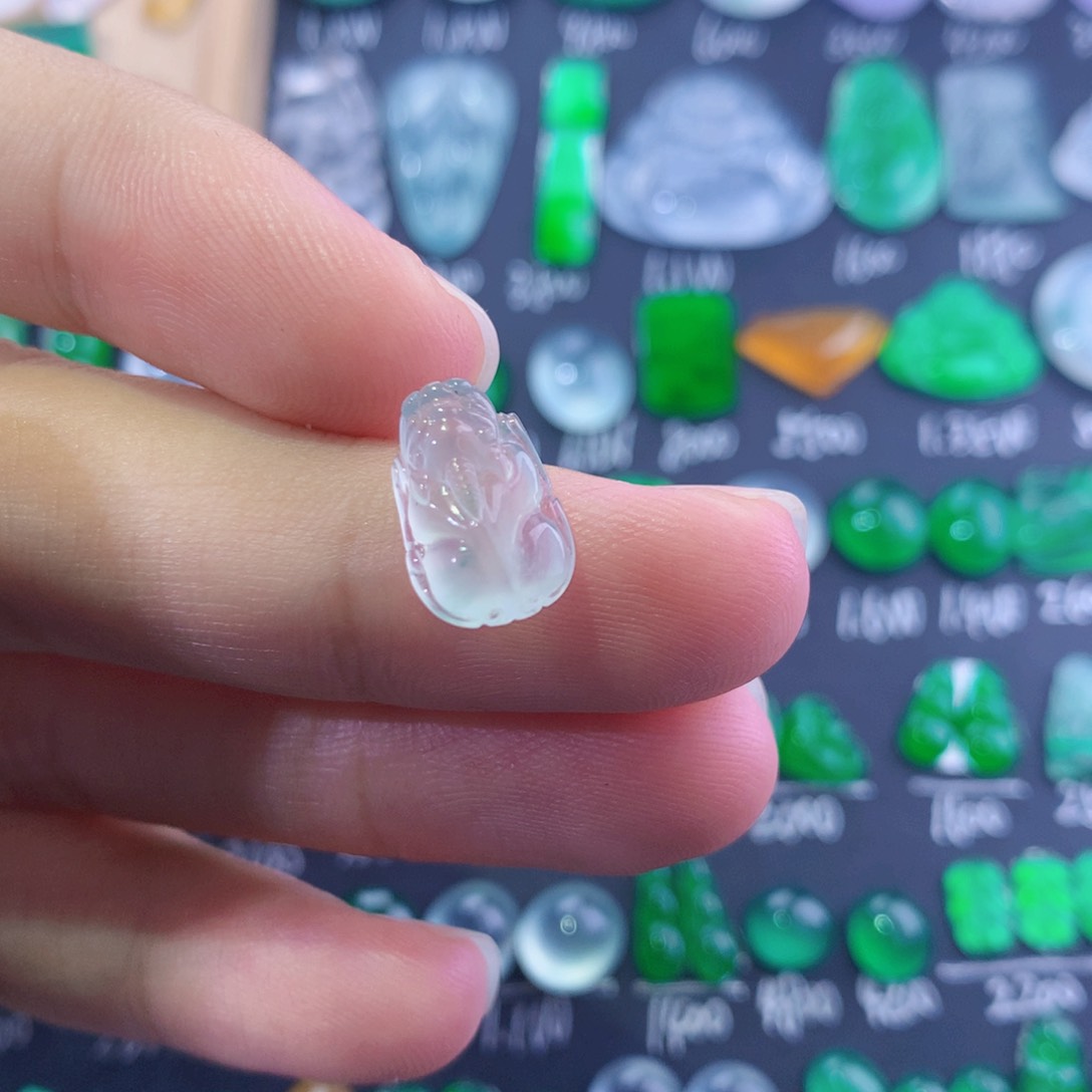 翡翠未镶嵌颈饰貔貅