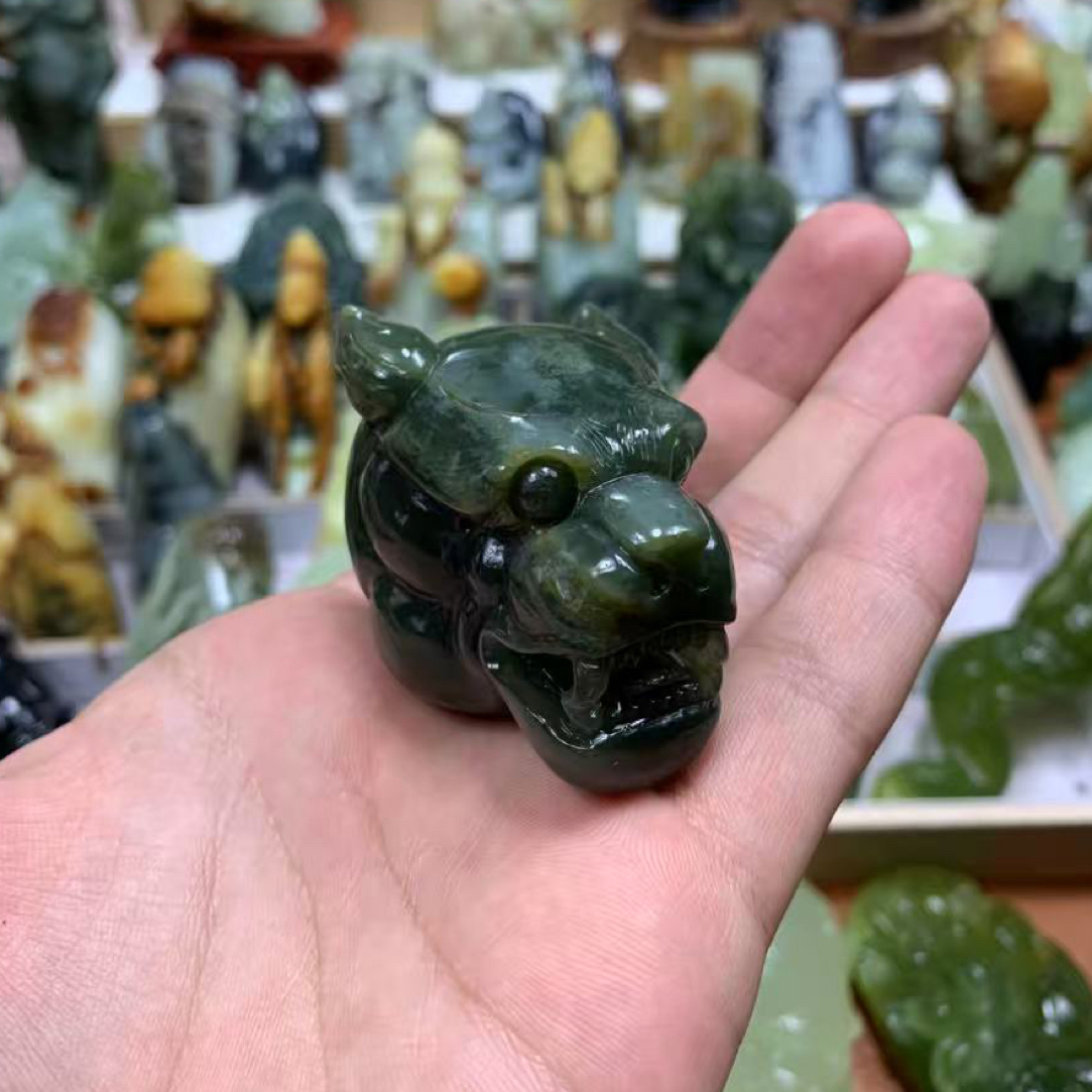和田玉且末料虎头手工雕刻性价比高，料子油润细腻.
