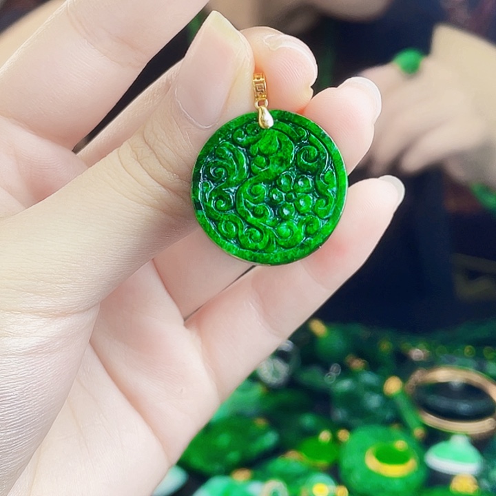 颈饰18K金镶嵌翡翠多样性