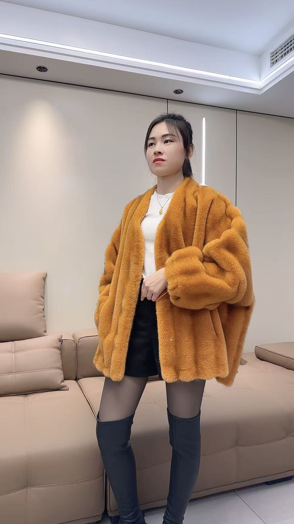 琥珀流年韩系时尚大南瓜V领明星同新款环保皮毛一体女中长款外套