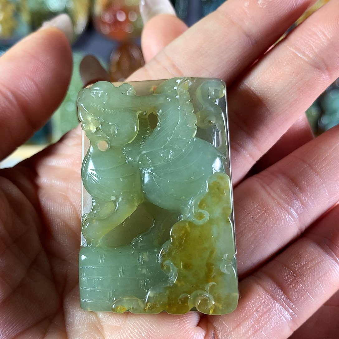 岫玉未镶嵌吊坠(赠链)