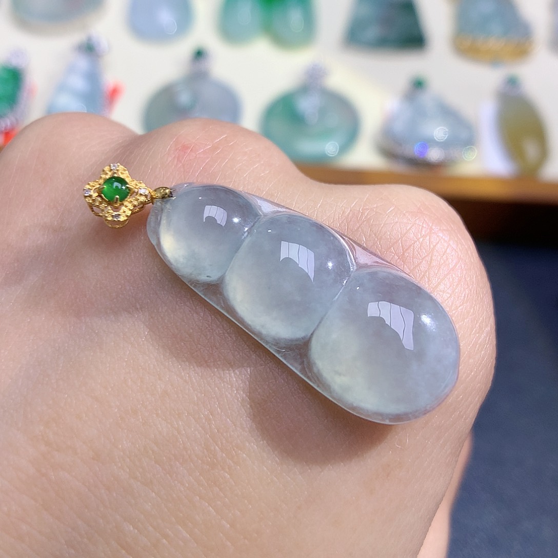 翡翠颈饰18K金镶嵌福豆