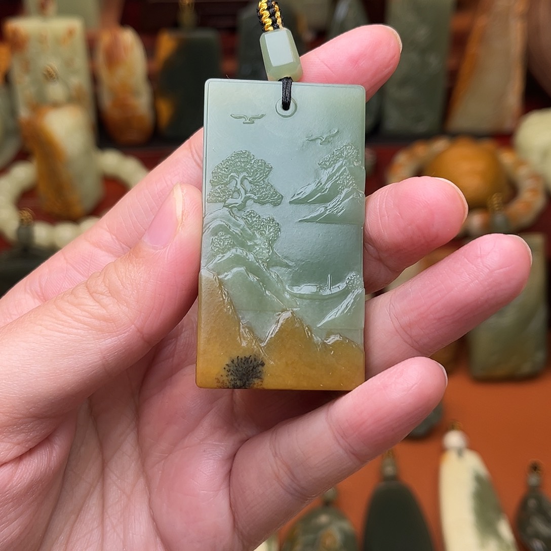 岫岩河磨玉（透闪石质玉）颈饰未镶嵌煤*