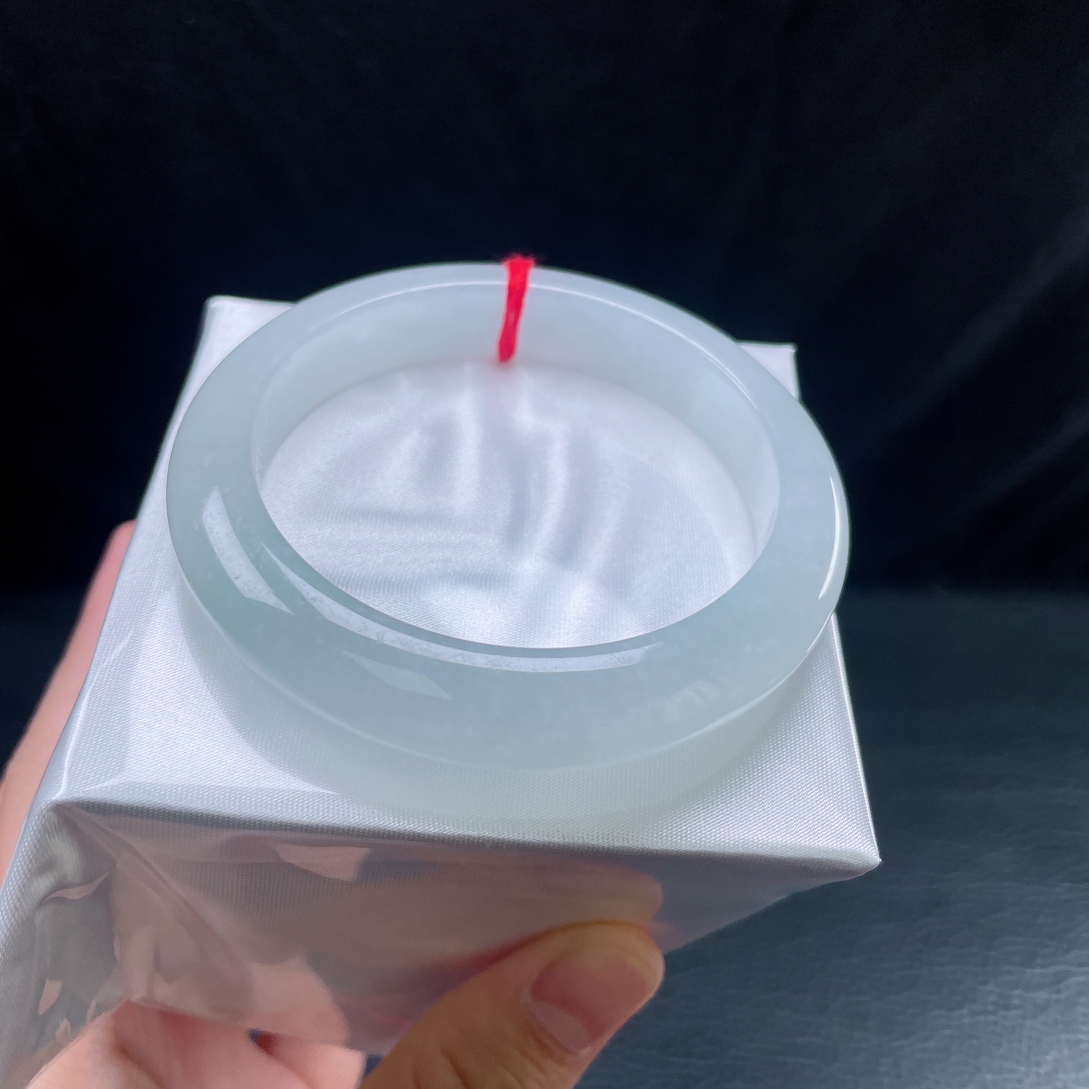 56圈冰糯淡绿宽边手镯