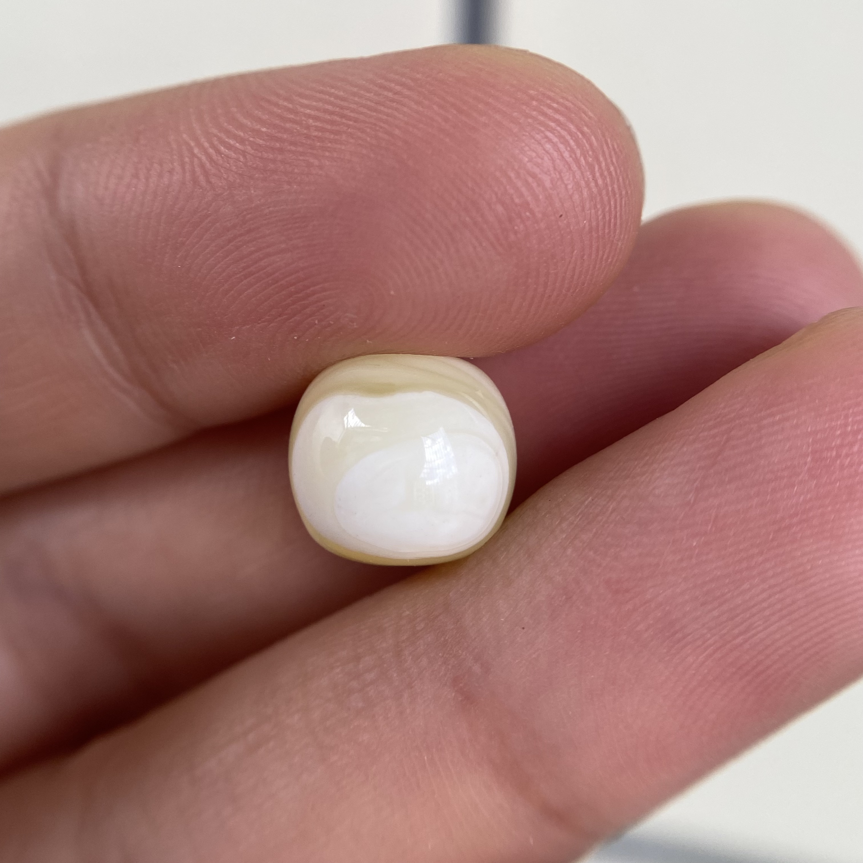 蜜蜡妖花老型配饰10.2×9.5mm，花纹好看，一边孔飘小沁色，无优化