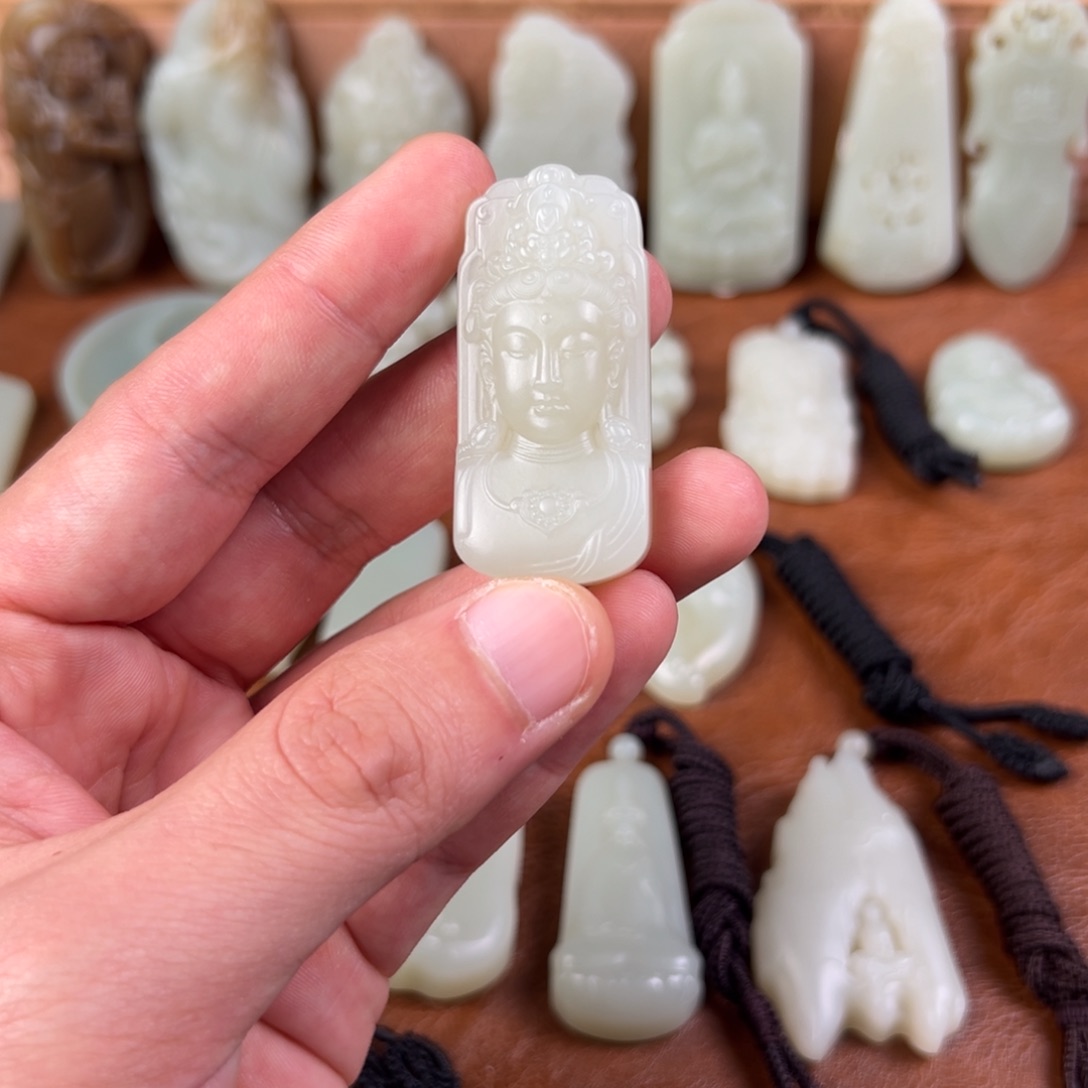 天***捕和田玉（青白玉）未镶嵌颈饰