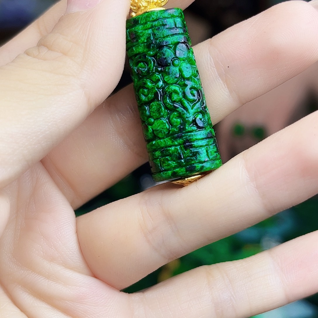 翡翠未镶嵌颈饰多样性