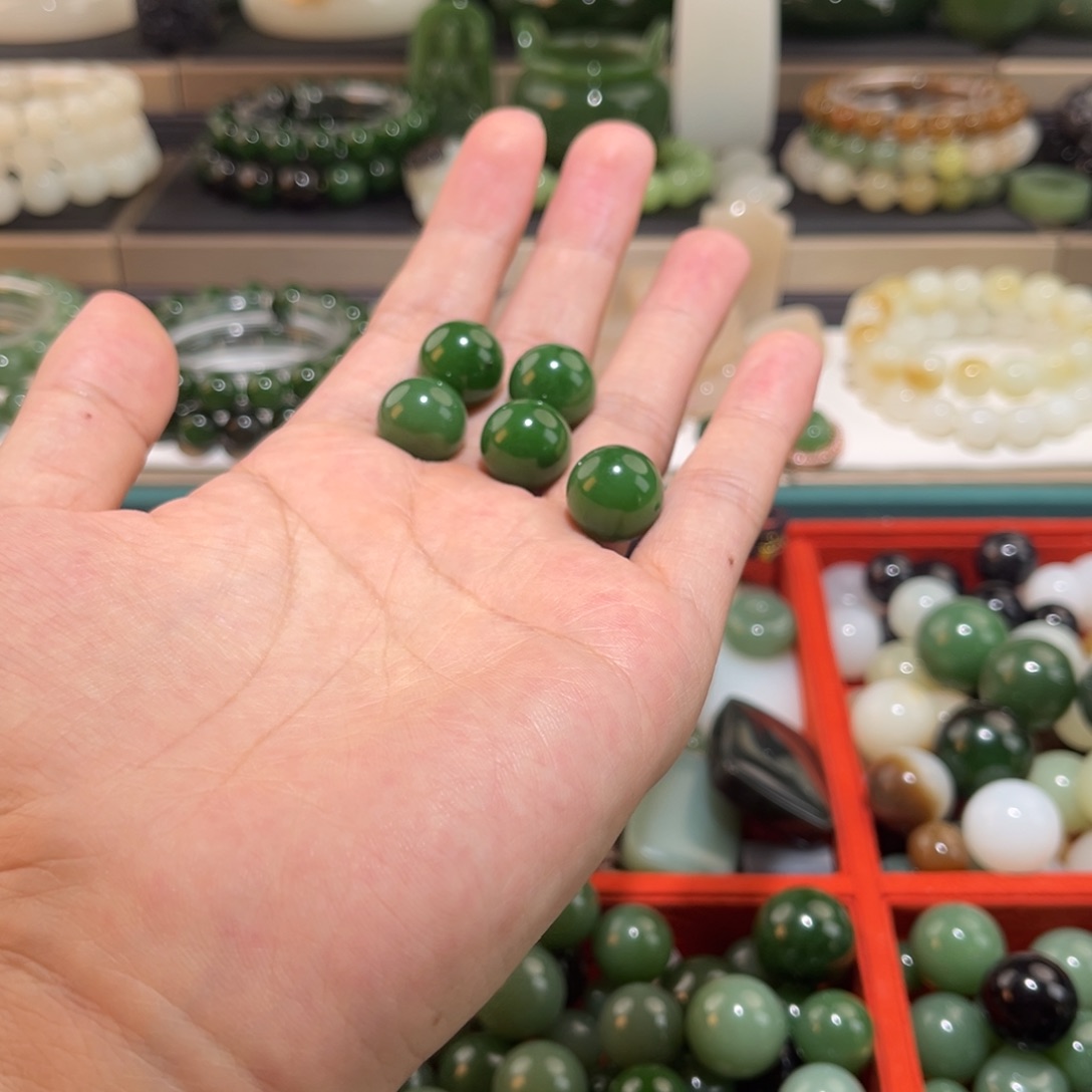 翊***。和田玉未镶嵌颈饰卡14俄七菠菜绿单珠五颗