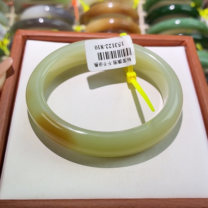 和田玉未镶嵌手镯且末带糖57贵妃