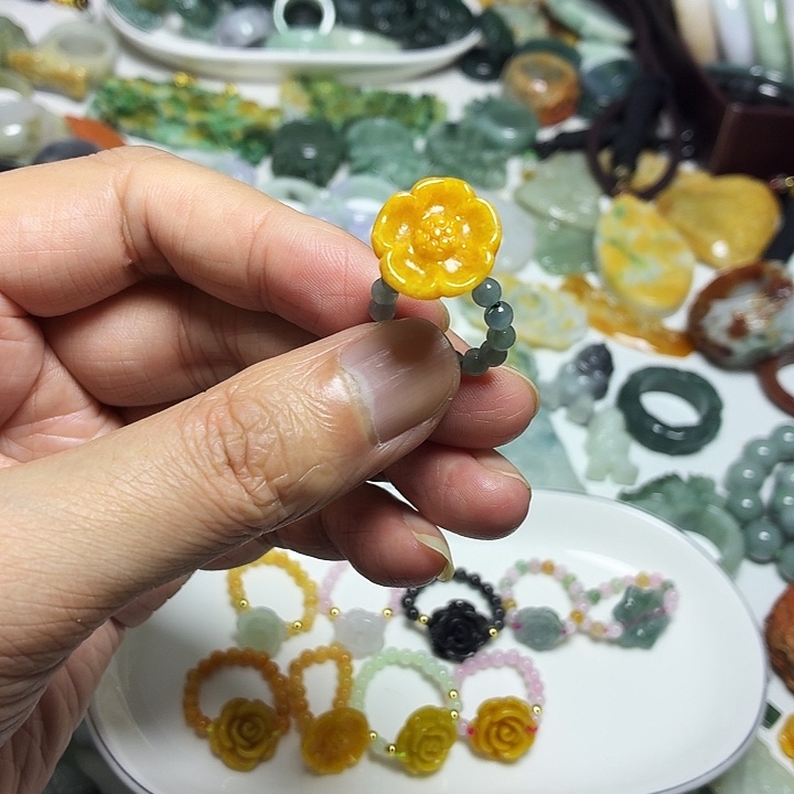 翡翠未镶嵌戒指梅花