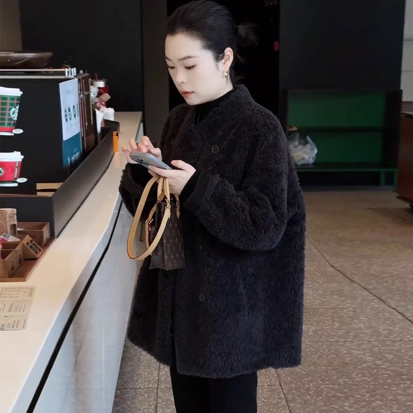 韩版慵懒风软糯羊羔毛毛外套女中长款2025冬装v领皮毛一体外套潮