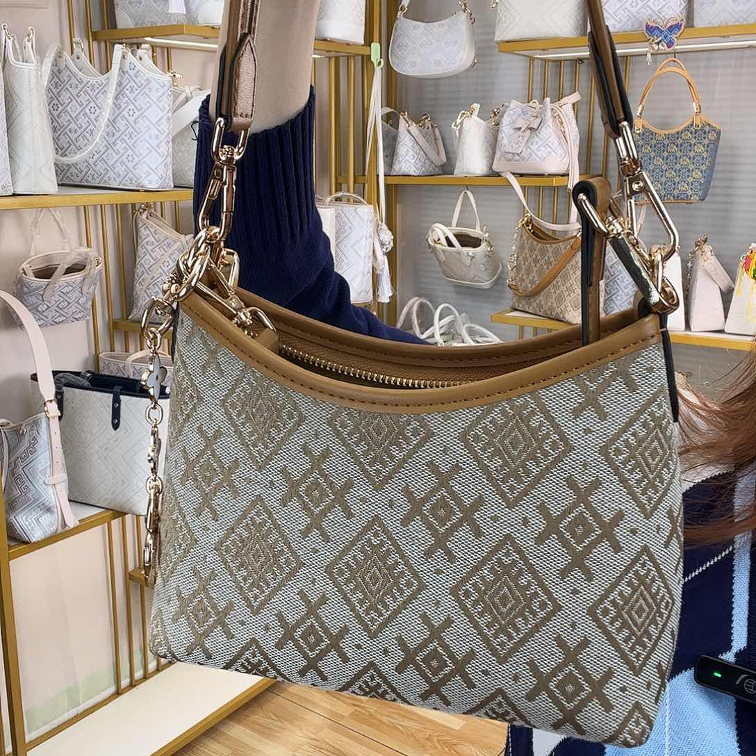 蚕丝井字纹小流浪包