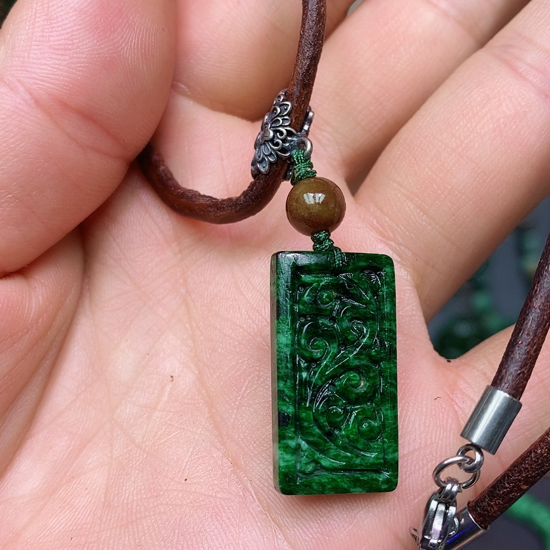 翡翠颈饰未镶嵌漂亮美眉