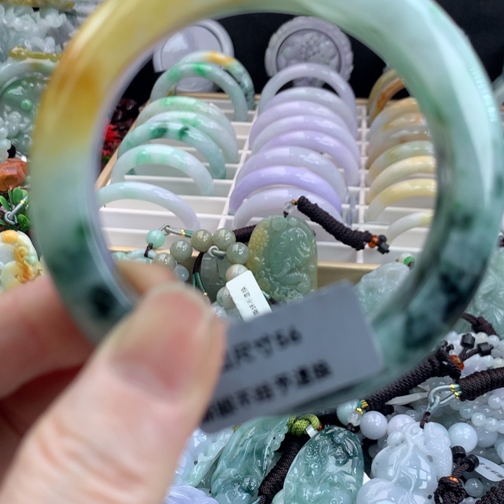 翡翠手镯未镶嵌吊坠