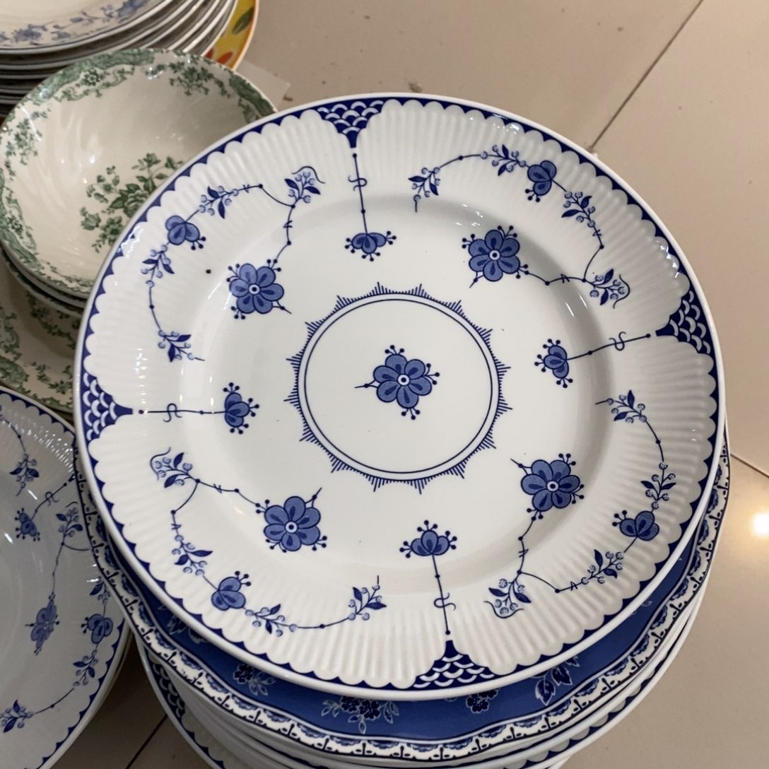 张***N瓷两个瑕疵唐草八寸平盘