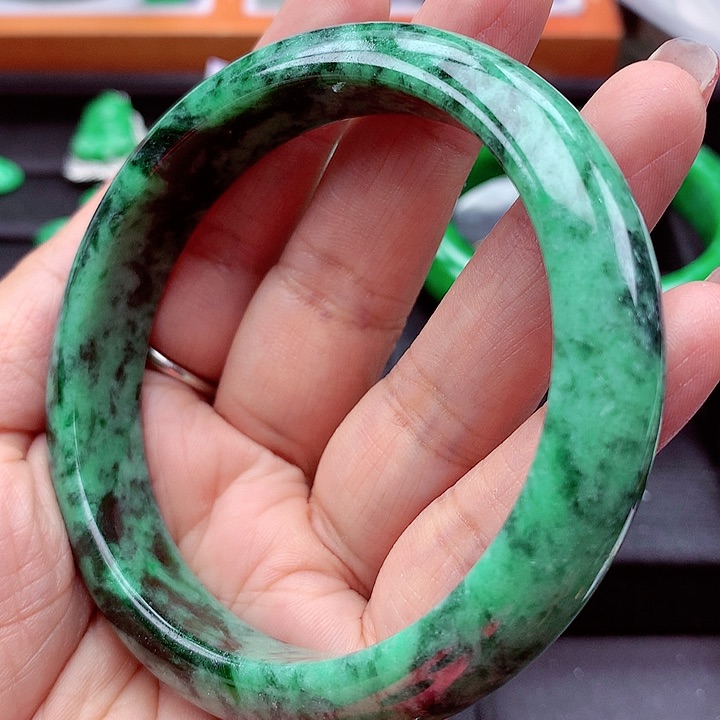 翡翠手镯未镶嵌翡翠
