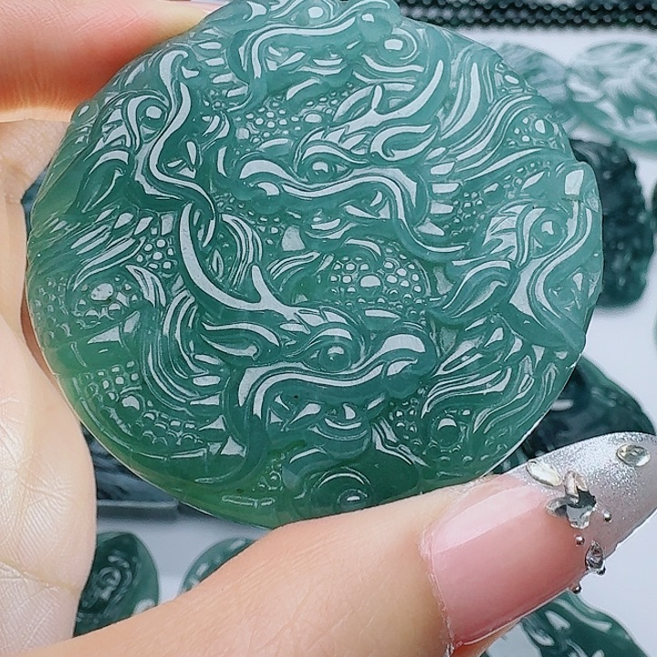 翡翠未镶嵌颈饰多样性发其一