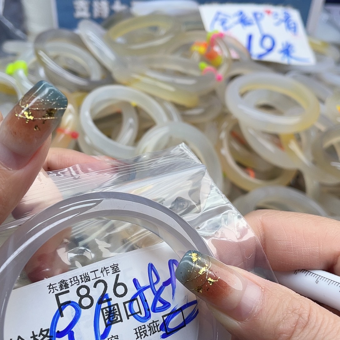 沉***默玛瑙/玉髓未镶嵌手镯826