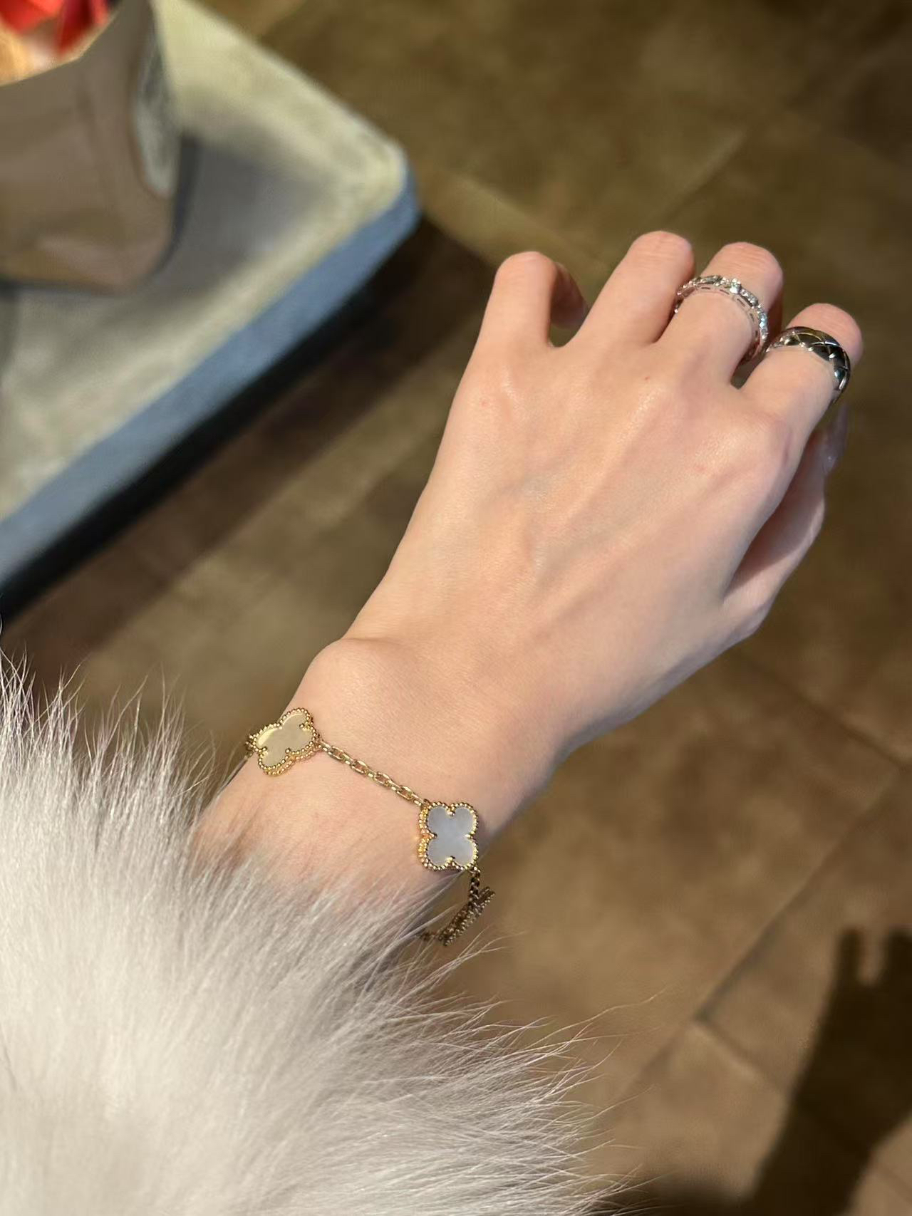 18k金镶嵌贝壳贝母四叶草五花手链时尚百搭金按克卖送女友