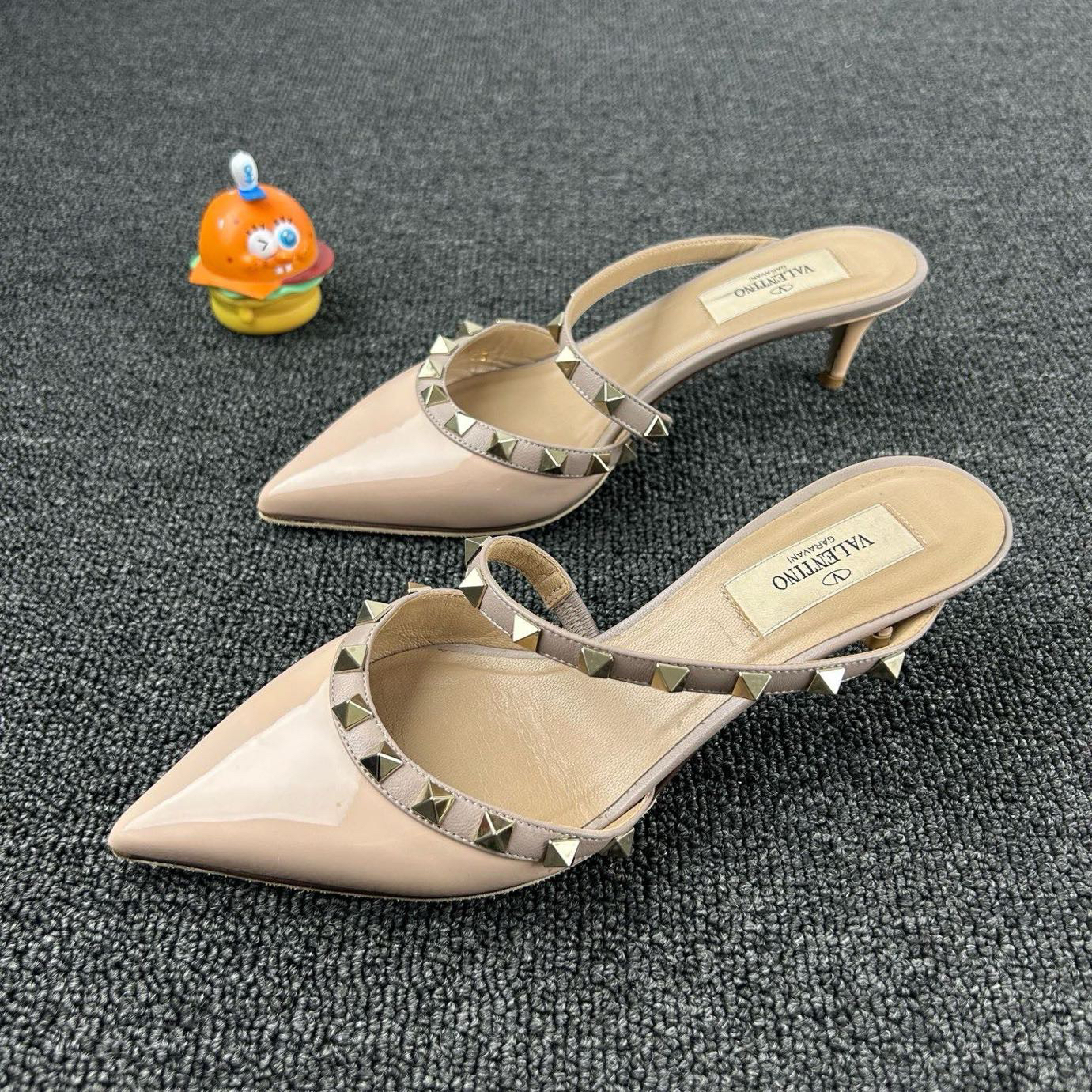 95新 Valentino/华伦天奴 裸粉高跟鞋 35.5码 单环铆钉HB3074