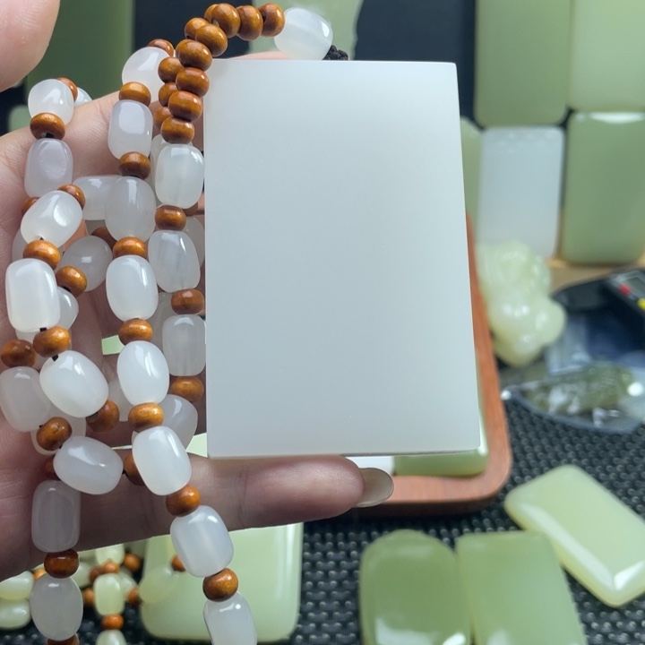 吾***新疆昆仑山料无事牌