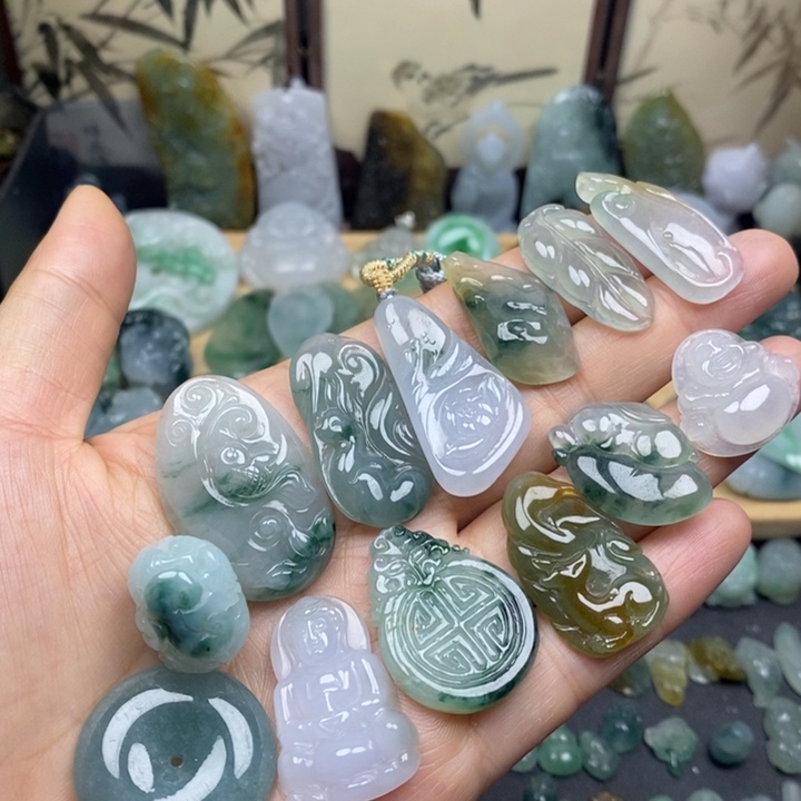 翡翠未镶嵌颈饰牌子一个