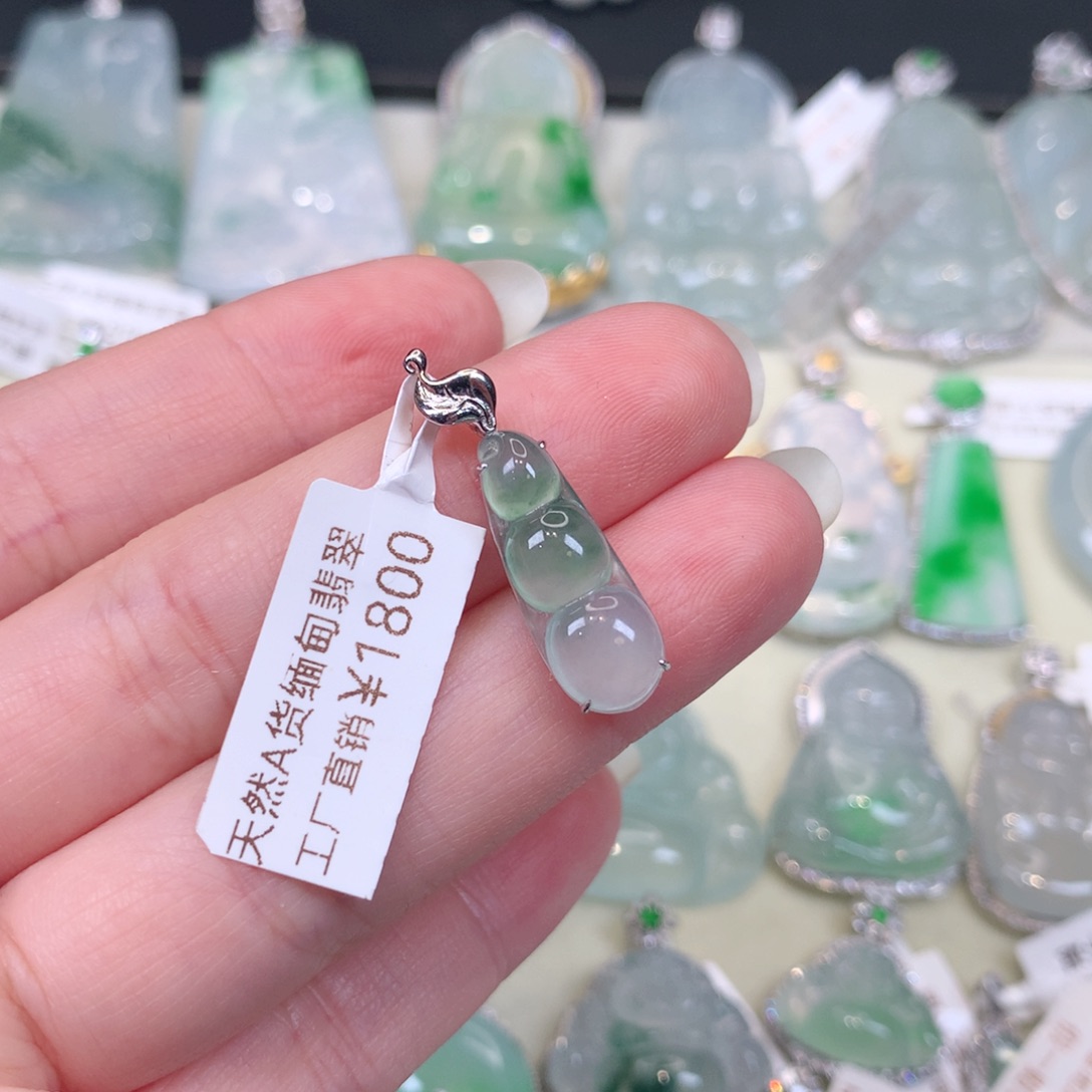 颈饰18K金镶嵌翡翠