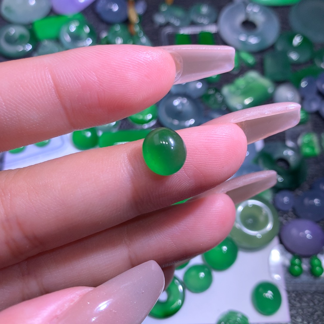 翡翠颈饰未镶嵌四**喜蛋面