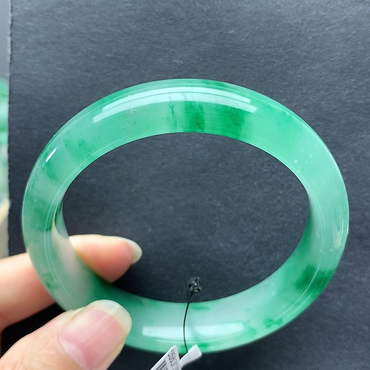 绿***情石英质玉未镶嵌手镯