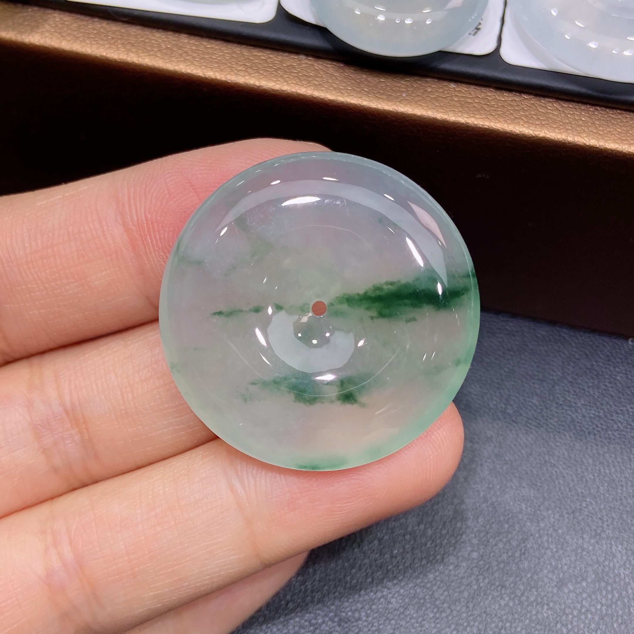 缅甸天然A货翡翠，冰种飘意境花 半山水平安扣吊坠，精美时尚气质R