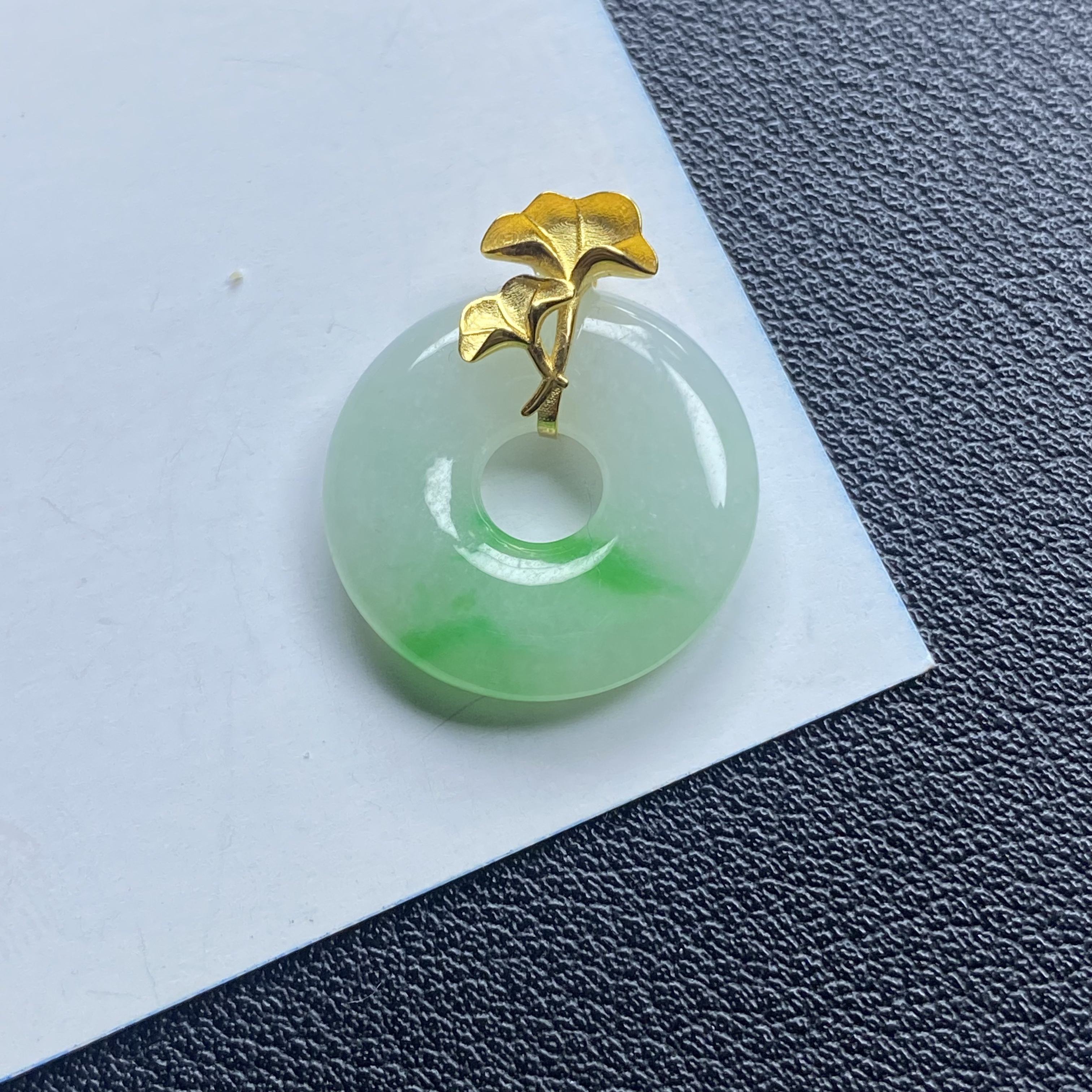 天然翡翠飘绿甜圈圈