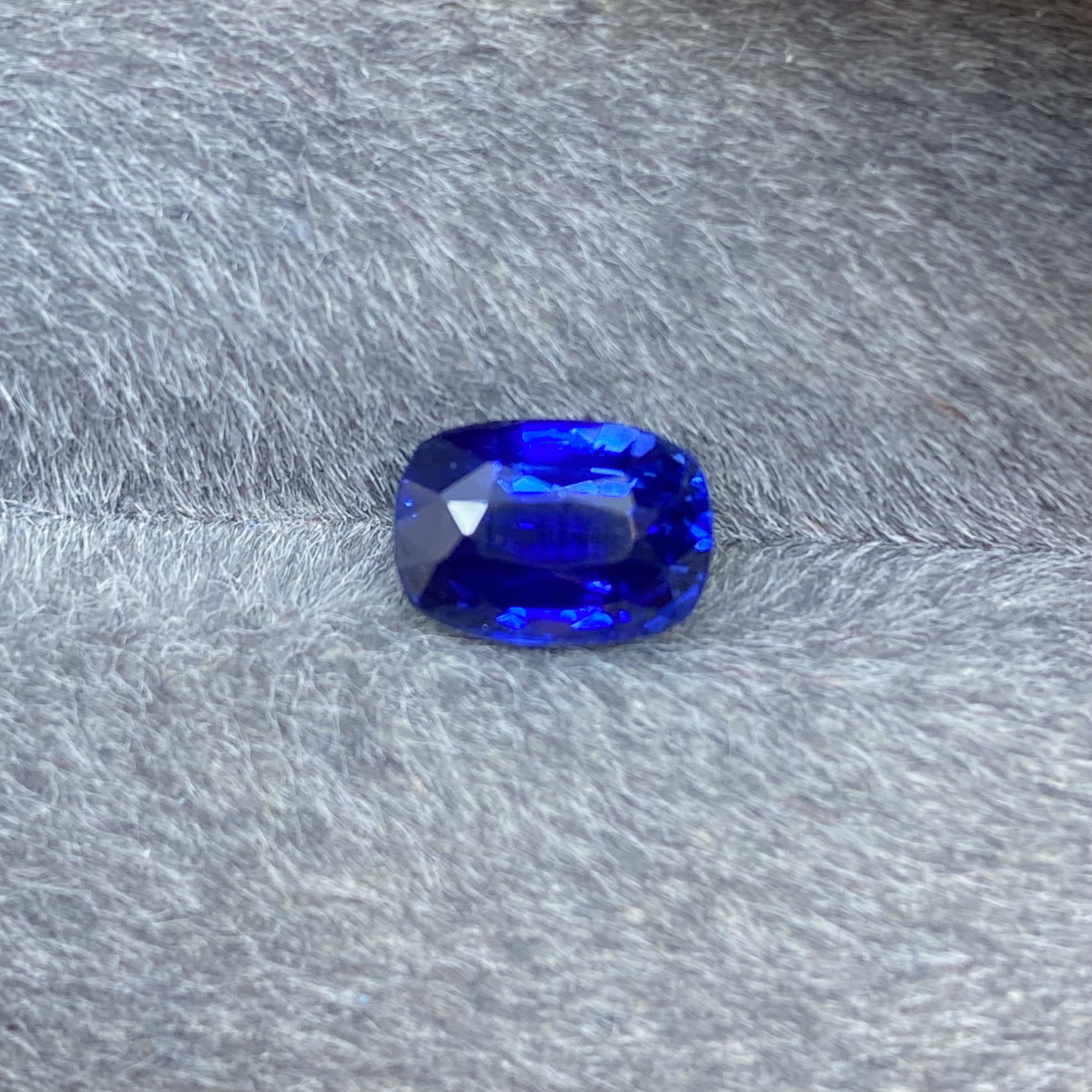天然皇家蓝蓝宝石2.8ct全净无瑕火彩好干净正蓝色AGL大证高性价比