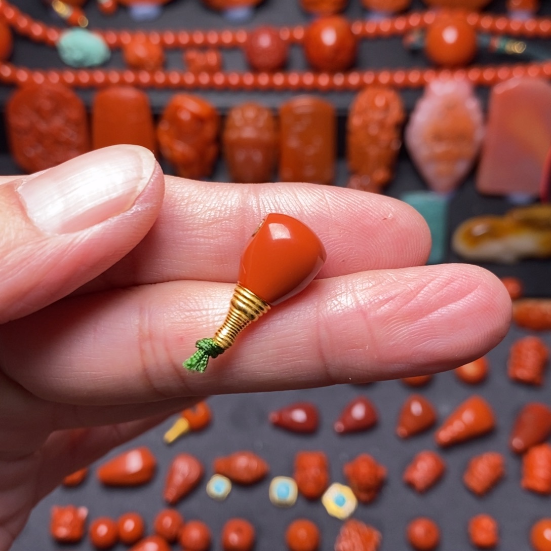 南红玛瑙精工纯色三通18K金镶嵌妥*的