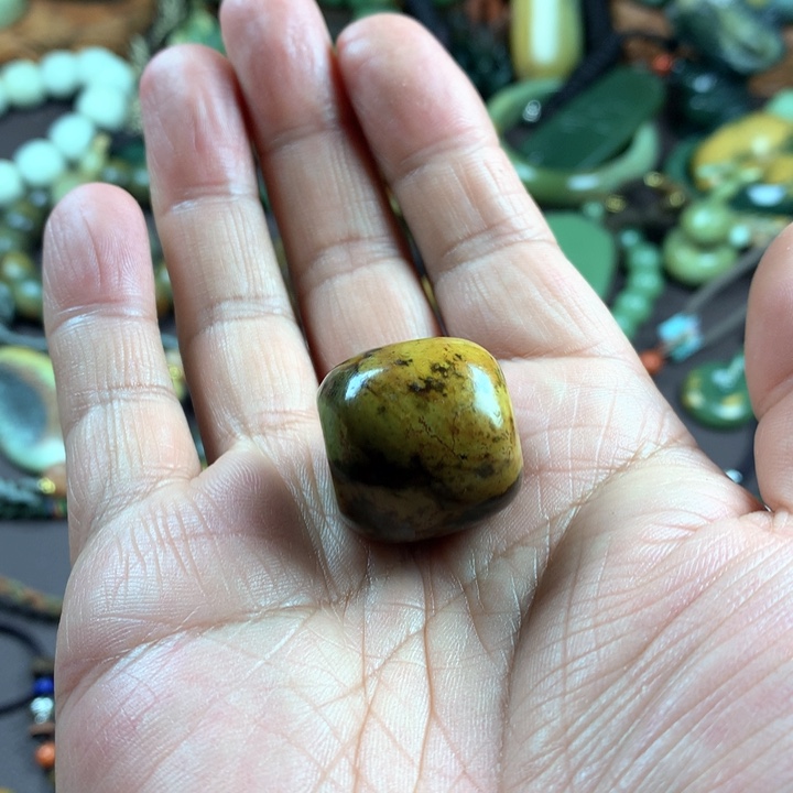 吊坠(赠链)未镶嵌岫岩河磨玉（透闪石质玉）临****?