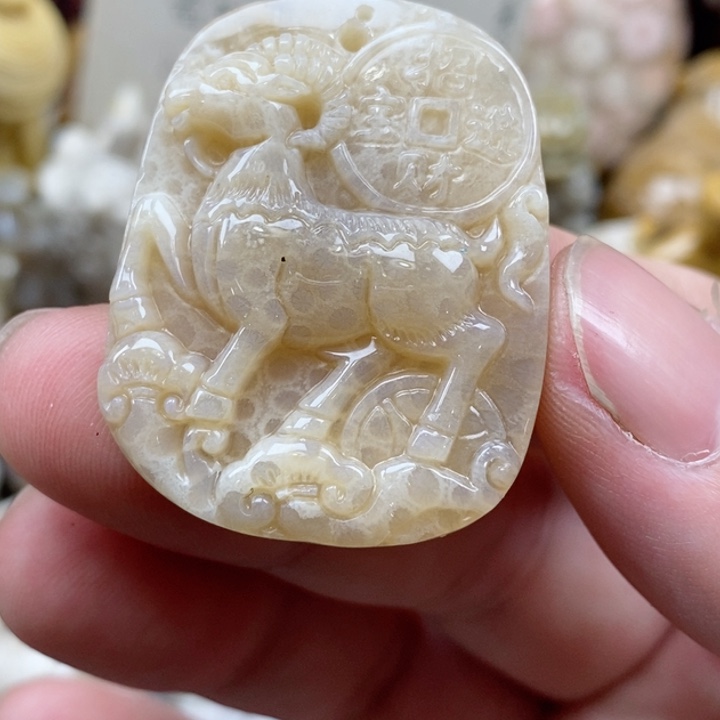 颈饰未镶嵌硅化珊瑚（珊瑚玉）