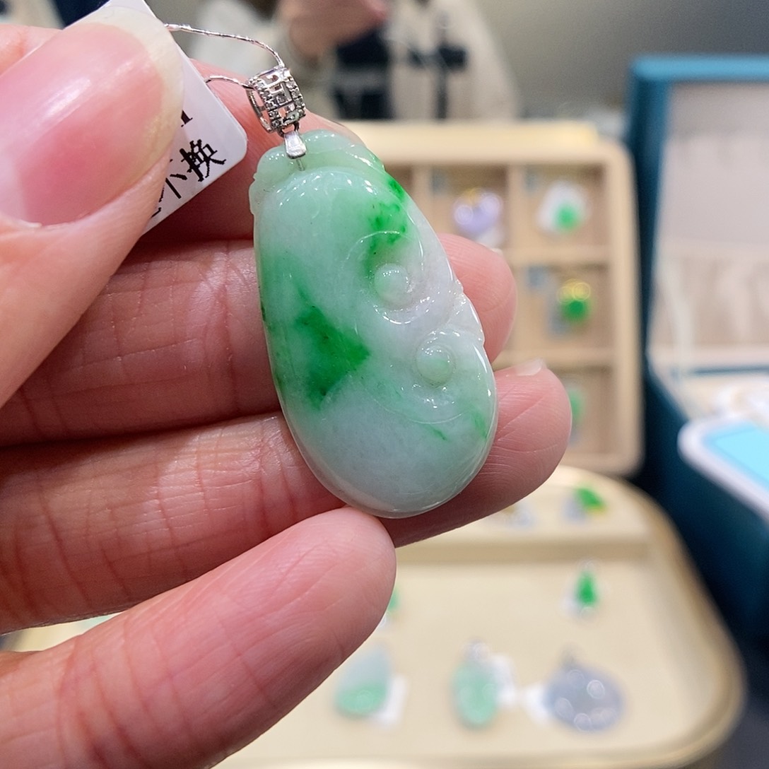 翡翠吊坠(不含链)18K金镶嵌如意