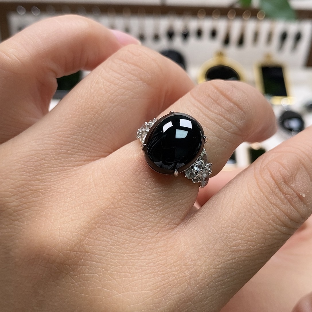 翡翠18K金镶嵌戒指