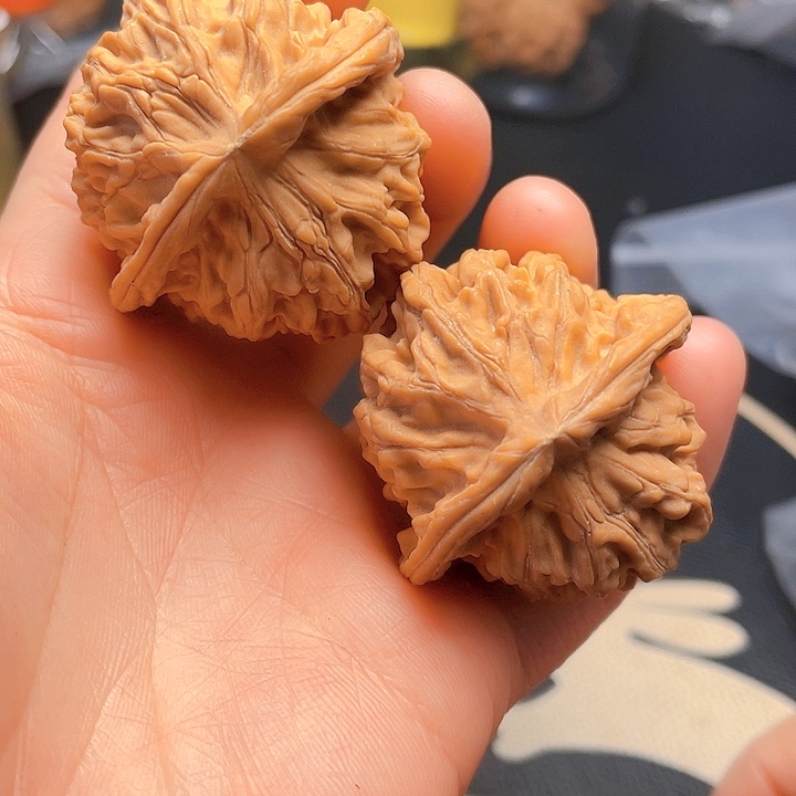 文玩核桃吊坠天地一对