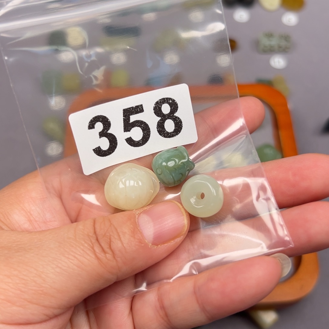 未镶嵌蛇纹石玉颈饰이**.