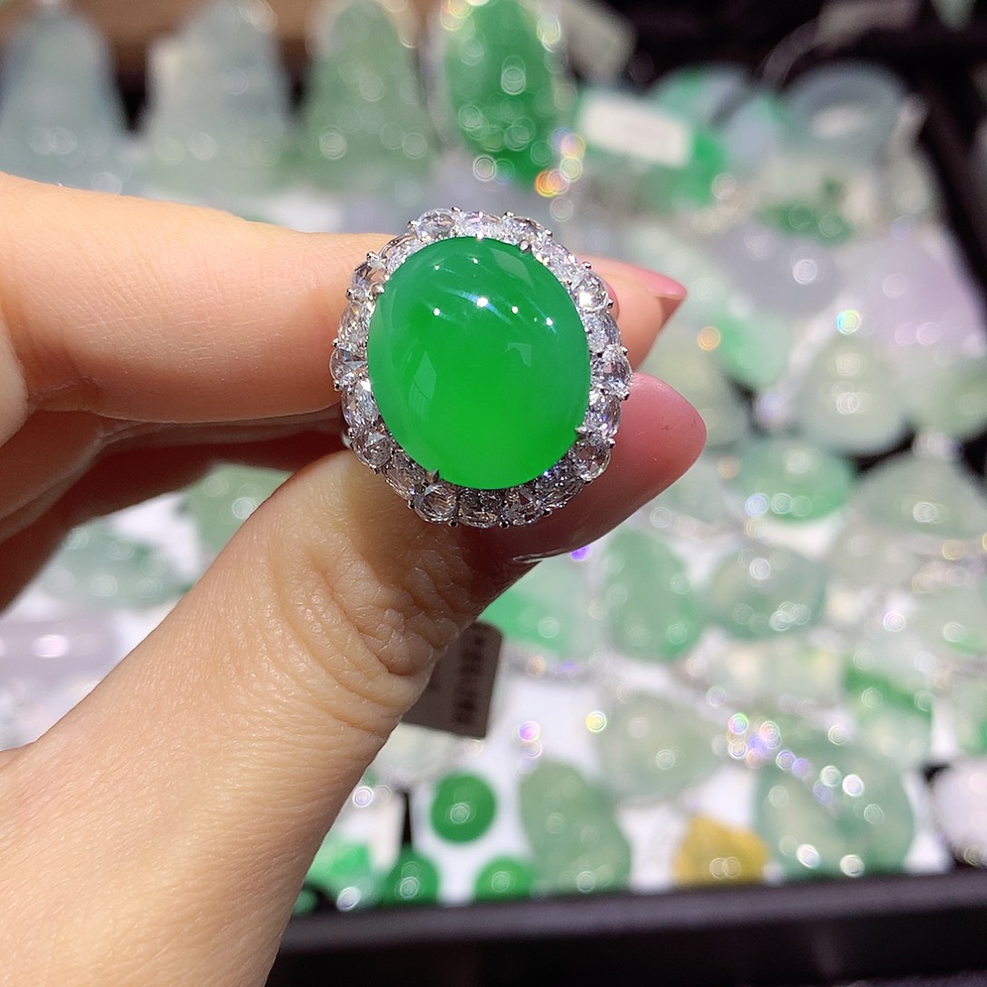 翡翠18K金镶嵌颈饰蛋