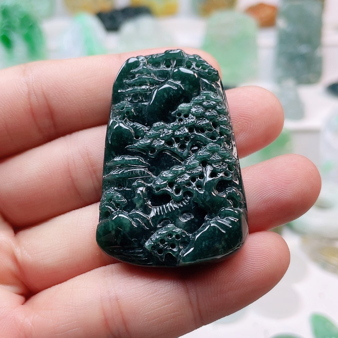 翡翠颈饰未镶嵌山水