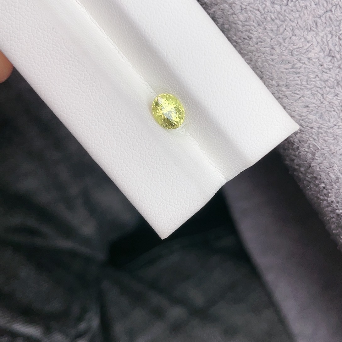 石榴石裸石未镶嵌1.33Ct。