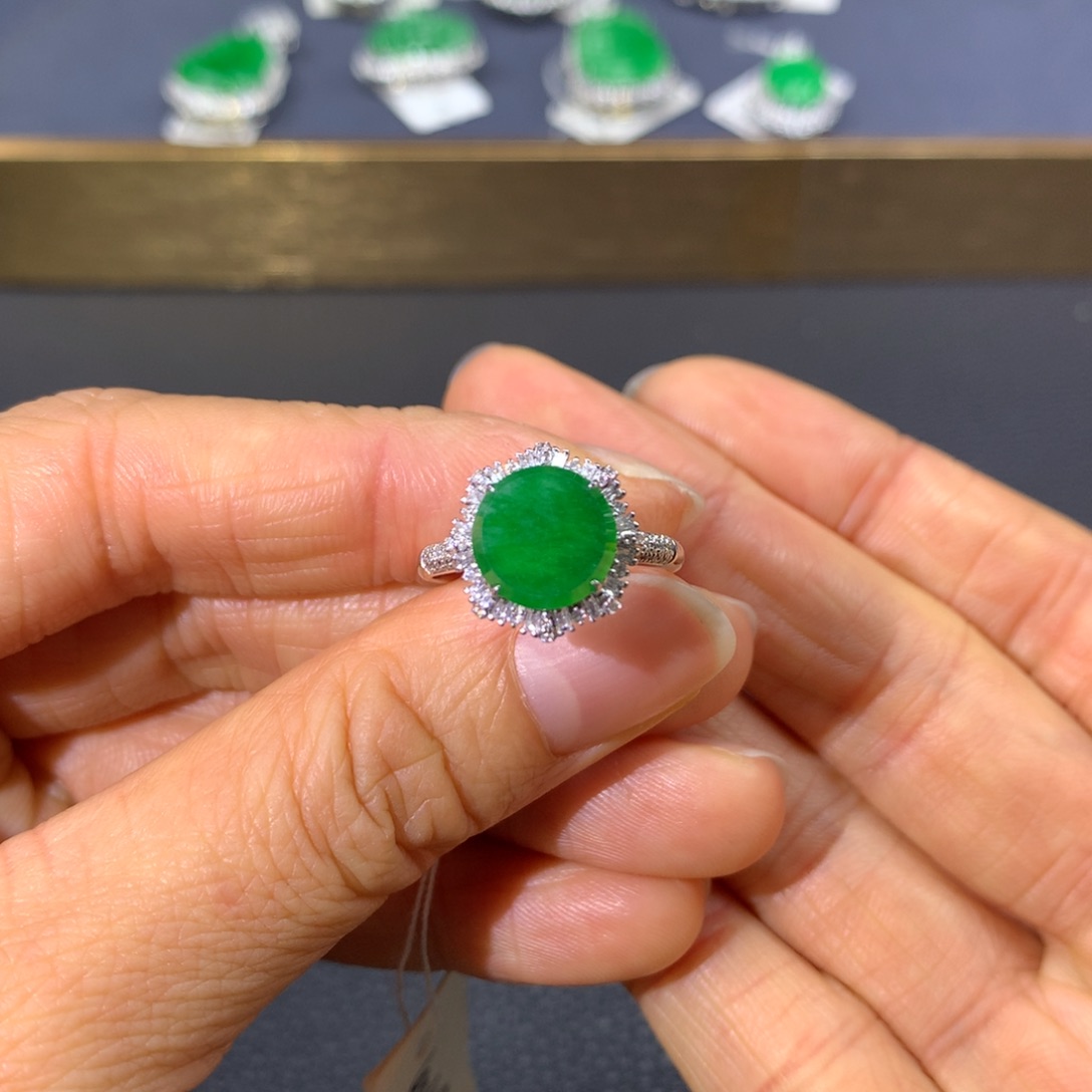 翡翠戒指18K金镶嵌翡翠