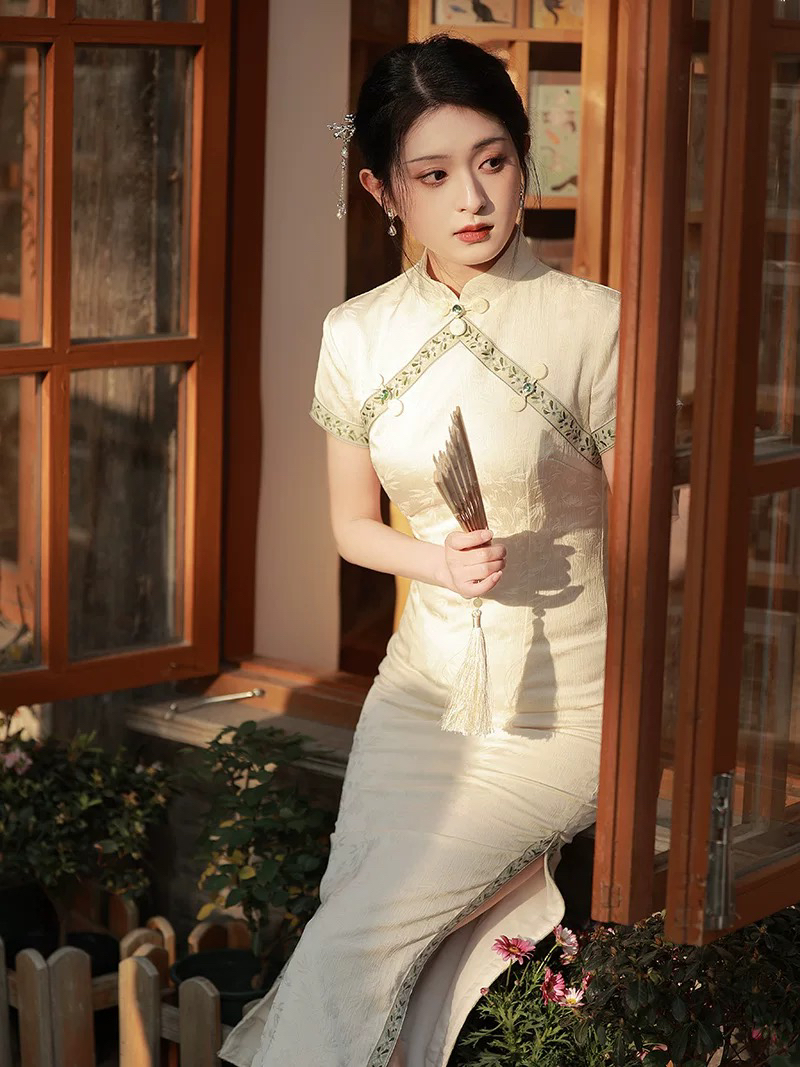 C-8045 三角襟 米色 缎面提花 偏小一码